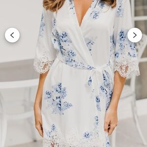LE ROSE Chic White and Blue Floral Lace Robe